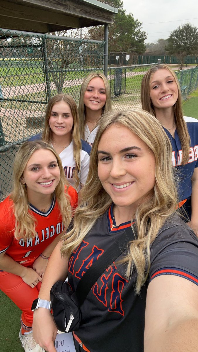 Bridgeland_SB's tweet photo. Just a little photo op at @vypehouston today 😎 #Cheesin #2023 #136 #BridgelandSoftball https://t.co/h5BBpqWTNl