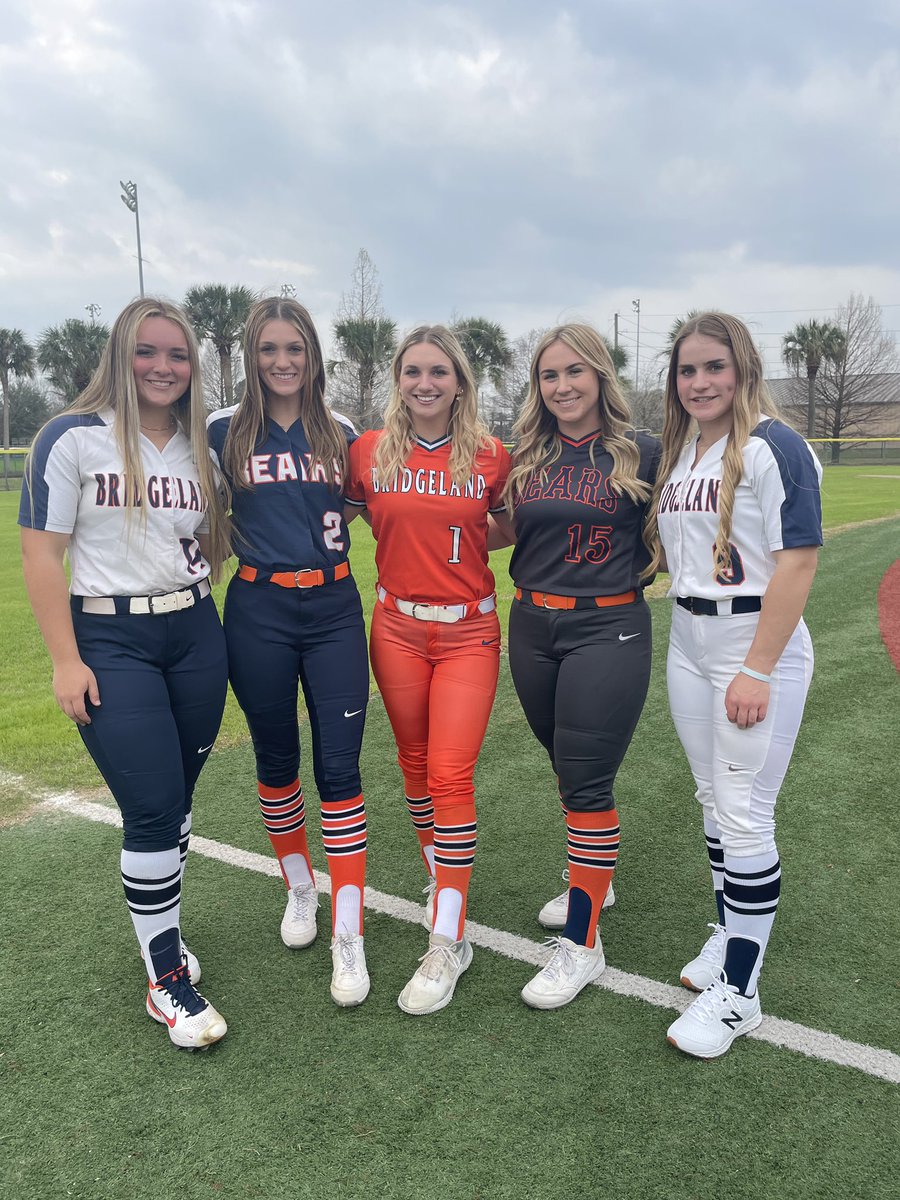 Bridgeland_SB's tweet photo. Just a little photo op at @vypehouston today 😎 #Cheesin #2023 #136 #BridgelandSoftball https://t.co/h5BBpqWTNl