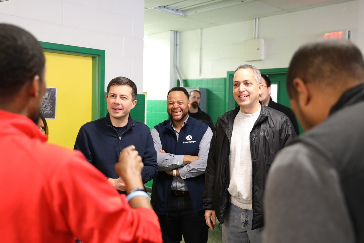 Deputy Secretary Graves and Secretary Pete tour Hart Middle School