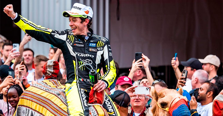 Revista_Moto's tweet photo. 💥 Valentino Rossi debuta con BMW para 24H series
🥉 Obtiene el tercer puesto con un BMW M4 GT3
Lee la nota completa en nuestro blog: https://t.co/w9t0OmyLmd
.
#RevistaMoto #valentinorossi #Rossi46 #BMW #24HDubai https://t.co/rC7iwQJuFj