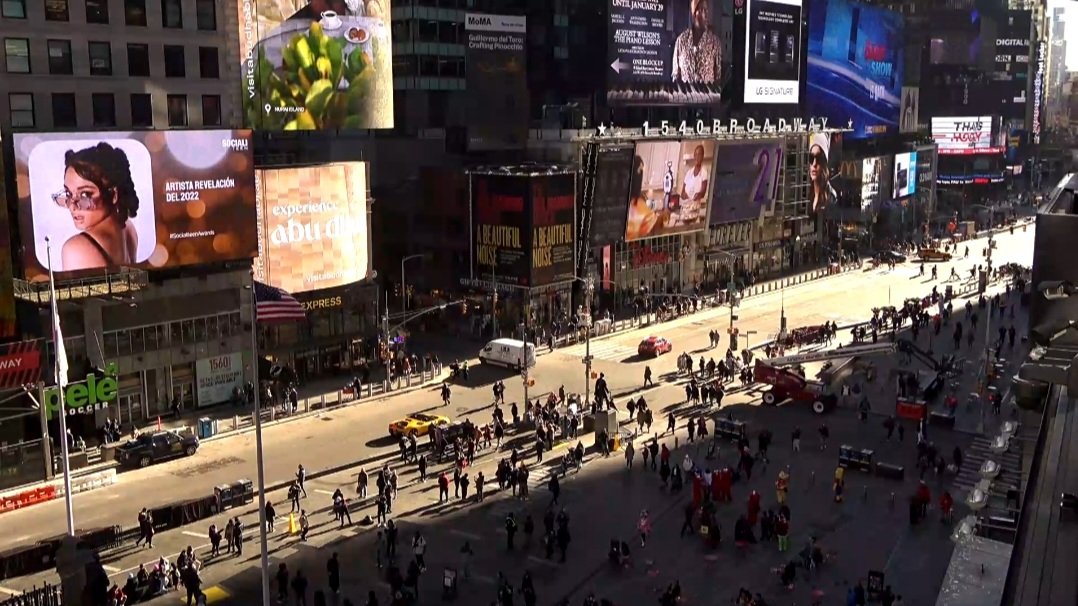 OK, pero el fact de que Cesia hace 8 meses era una estudiante de arquitectura con un sueño acerca de la música y hoy está en las pantallas de Times Square 💖