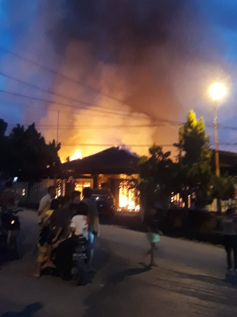 jayapura_'s tweet photo. Kebakaran Kediaman #Kapolda #Papua #MathiusFakhiri di Jln.Trikora No. 48 Kelurahan #Trikora distrik #JayapuraUtara terjadi pada hari Selasa, 17 Januari 2023 sekitar pukul 04.45 WIT. #ikkj #infokejadian #TheLastOfUs https://t.co/oJZwsUDaAf