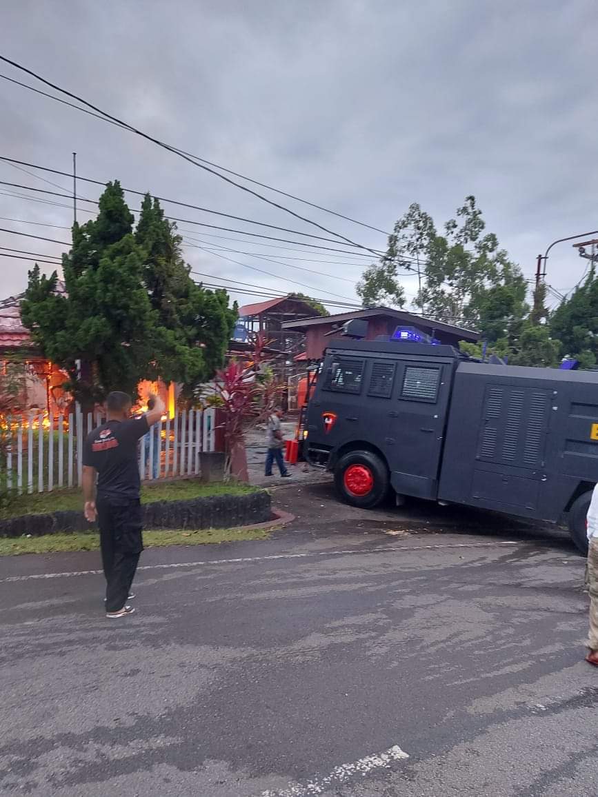 jayapura_'s tweet photo. Kebakaran Kediaman #Kapolda #Papua #MathiusFakhiri di Jln.Trikora No. 48 Kelurahan #Trikora distrik #JayapuraUtara terjadi pada hari Selasa, 17 Januari 2023 sekitar pukul 04.45 WIT. #ikkj #infokejadian #TheLastOfUs https://t.co/oJZwsUDaAf