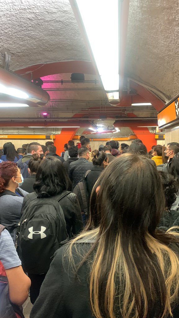 AnaaIsis's tweet photo. @MetroCDMX que es lo qué pasa en la línea 7? 🙄 también sabotaje? https://t.co/enXr2NEJ7A