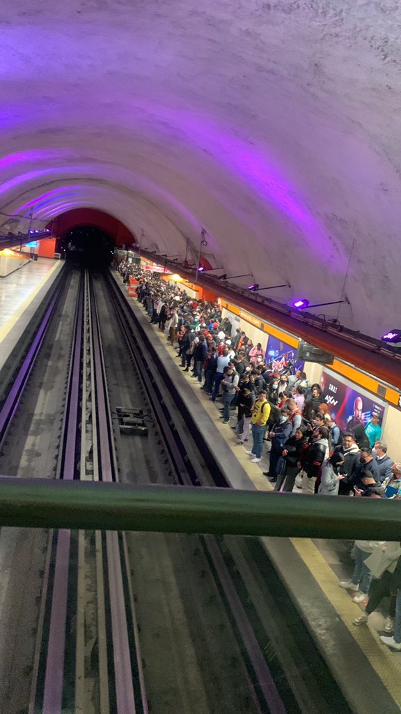 AnaaIsis's tweet photo. @MetroCDMX que es lo qué pasa en la línea 7? 🙄 también sabotaje? https://t.co/enXr2NEJ7A
