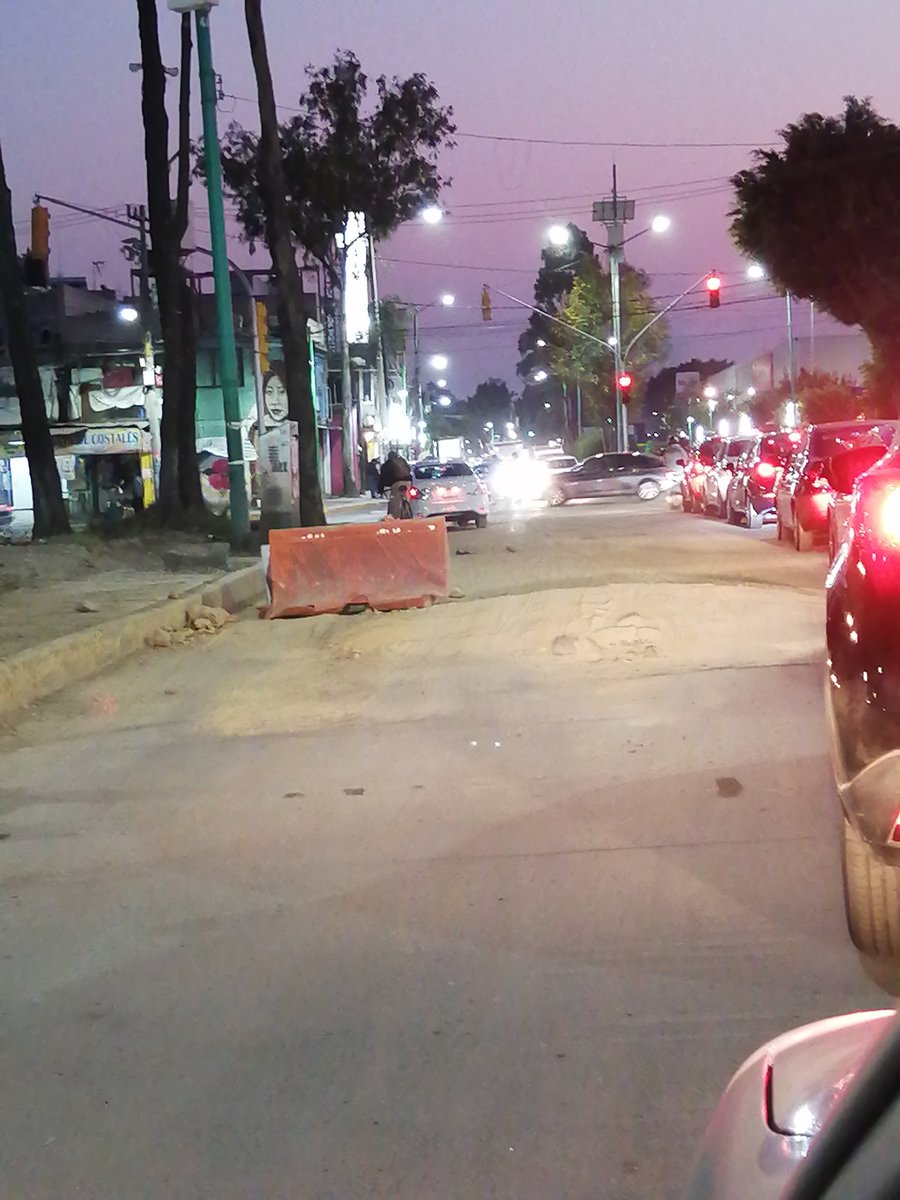 okiron850's tweet photo. @Alc_Iztapalapa @ClaraBrugadaM otra semana más y esa obra sigue incompleta y robando un carril de la avenida San Lorenzo en la col. San Juan Xalpa, ¿cuánto tiempo más tenemos que esperar? https://t.co/dAT2AA2JT0