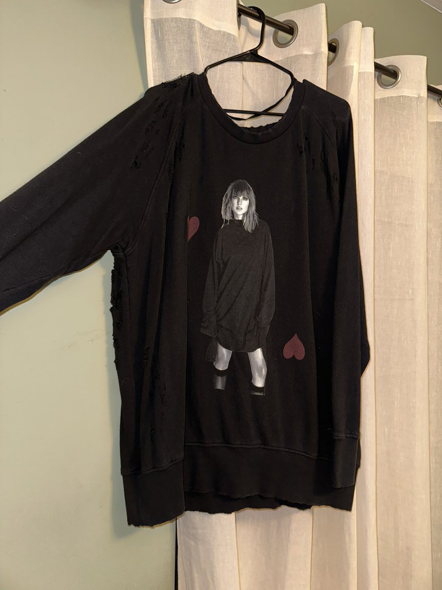 _alltooswiftly's tweet photo. asking again— is this on anyone’s ISO list? she was my very first piece of Taylor merch, but I’ve never worn it and I’d love to see her go to a Swiftie that would actually wear it! looking to trade or sell 🙂 #reputation #repmerch https://t.co/Qb60WR8PQs