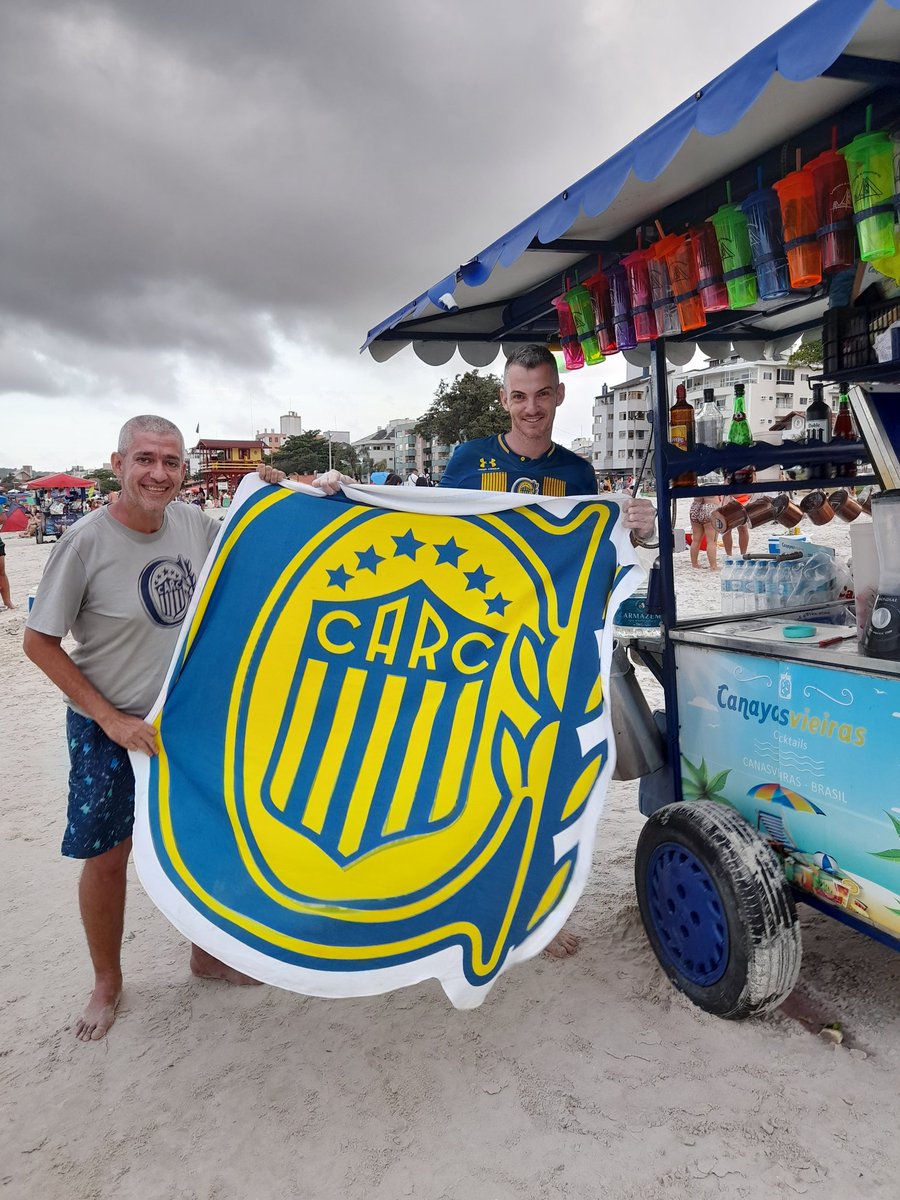 JORGEDFORTE's tweet photo. Voy a comprar dos jugos y éste Canalla que tiene un puesto me dice...: vos sos Jorge Forte... te sigo en tw. 
#Forteinternacional aclaro que le pague los dos que compre.
Si estás en Canasvieras comprale a Patricio.
Furor el escudo gigante de @RCentralTienda https://t.co/kDboPNRzbo