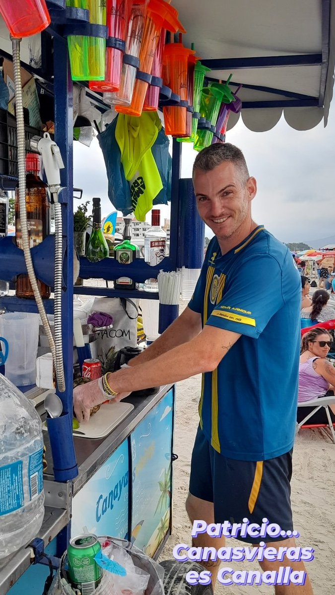 JORGEDFORTE's tweet photo. Voy a comprar dos jugos y éste Canalla que tiene un puesto me dice...: vos sos Jorge Forte... te sigo en tw. 
#Forteinternacional aclaro que le pague los dos que compre.
Si estás en Canasvieras comprale a Patricio.
Furor el escudo gigante de @RCentralTienda https://t.co/kDboPNRzbo
