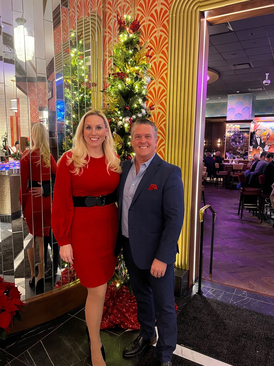 SuzeePowell's tweet photo. @TheRealJeffRuby @JeffRubys We had a great time visiting Cinnci and the food was great - but nothing beats the vibe at our Lexington Jeff Ruby’s! https://t.co/PazWNgoCSz