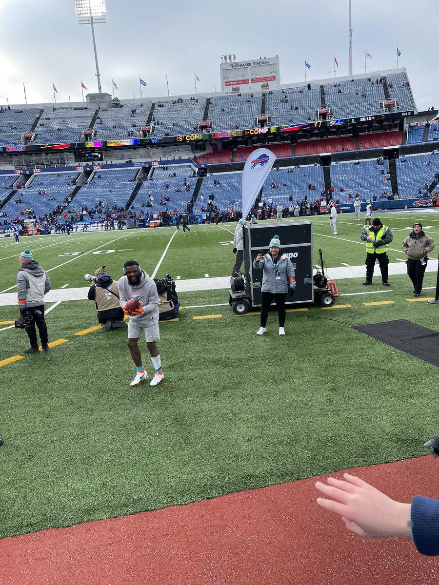 JasonB_JWA's tweet photo. @jeffwilsonjr Pure class act! Thank you for having a catch with my son prior to the @MiamiDolphins and @BuffaloBills game yesterday.
Keep your head up post the tough L. You made my son’s day extremely memorable #PhinsUp! #DolphinsFan #NFLPlayoffs https://t.co/GfGuEFHRuh
