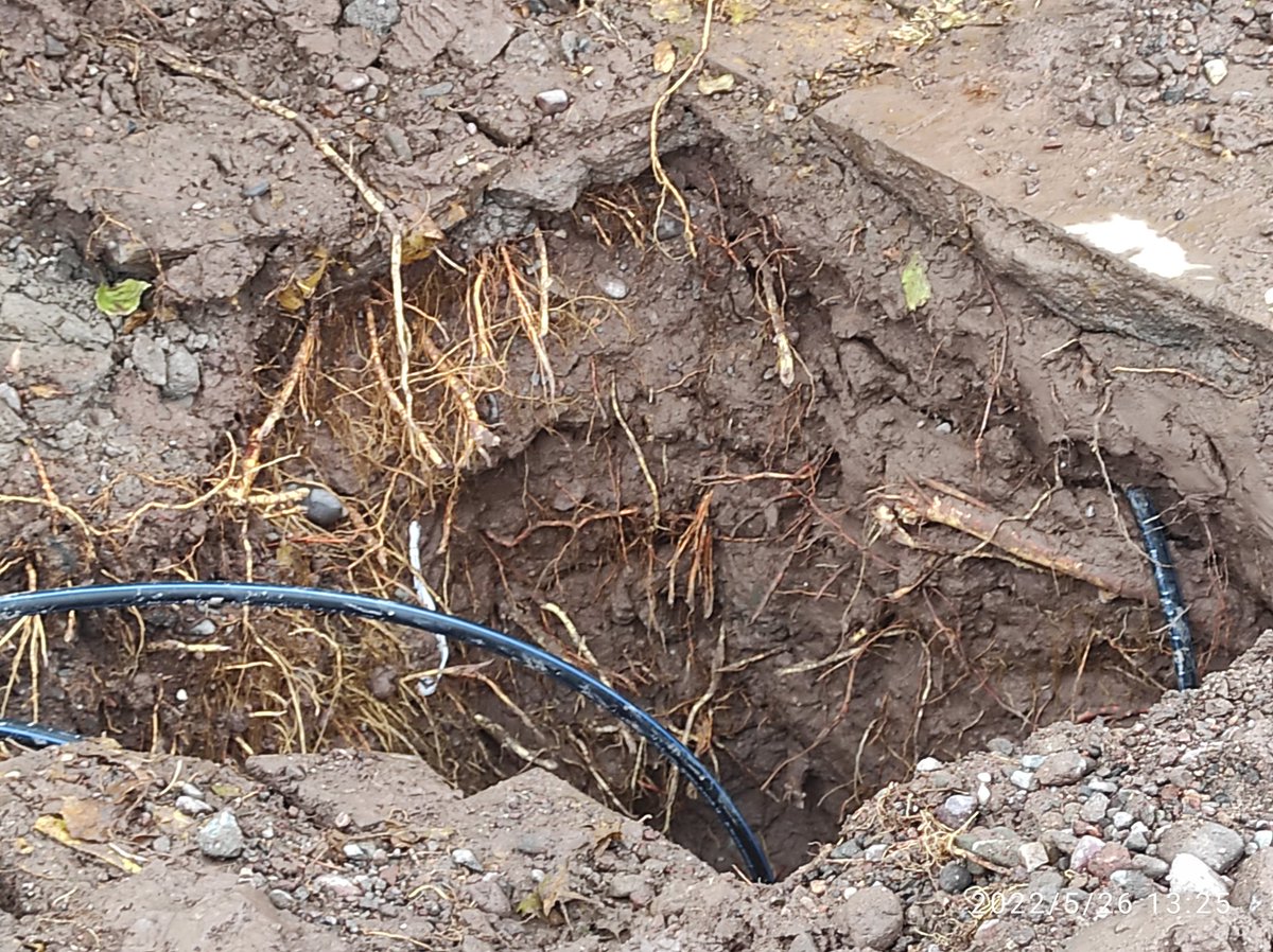 Estefan07829586's tweet photo. @AguasMendocinas  el 26 de mayo de 2022 rompieron el puente, lo taparon con un poco de tierra y volvieron a hacerlo el 06 de enero de este año y sigue todo roto. Son una vergüenza! https://t.co/78YkzLP4xj