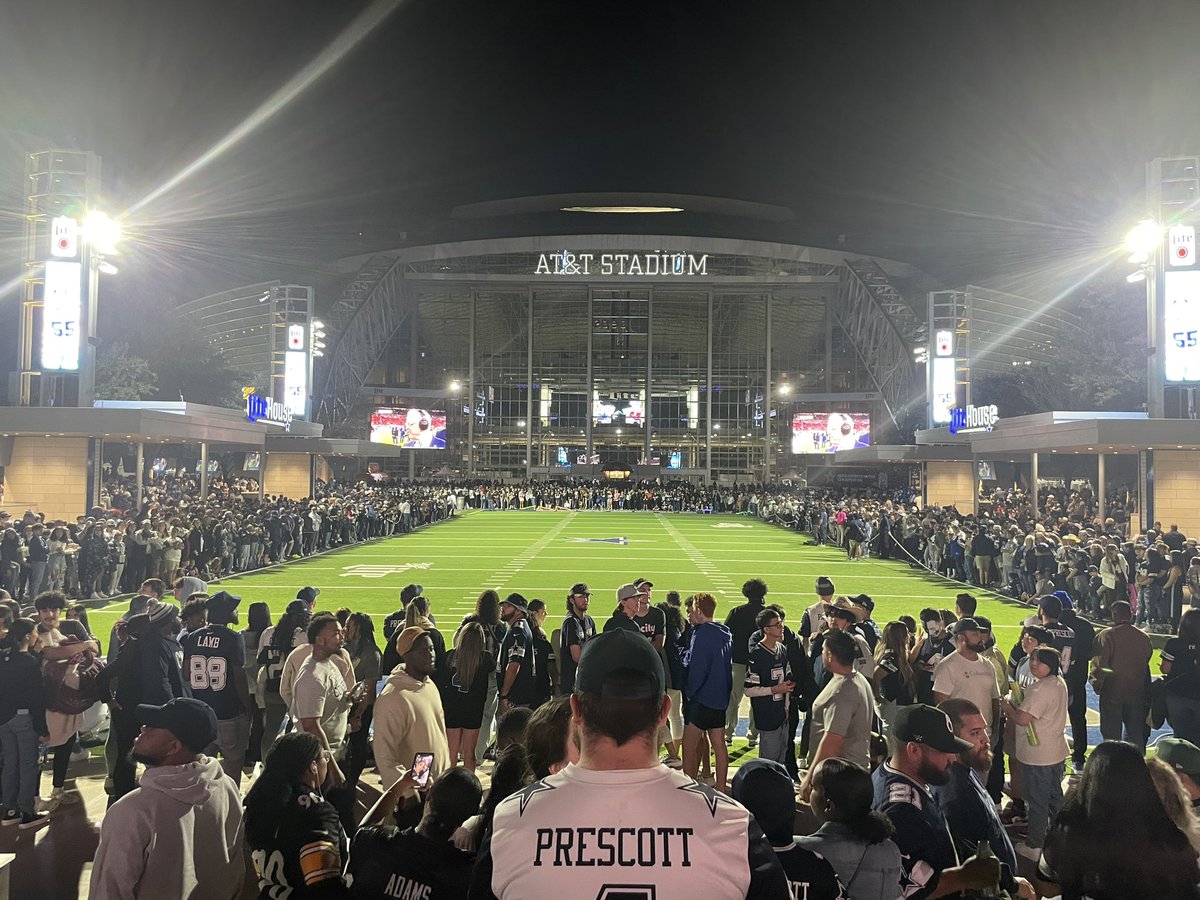 jdmiles11's tweet photo. Cheering on the #DallasCowboys tonight at AT&T Stadium with one of the greatest of them all, the original #88 and NFL Hall of Famer Drew Pearson! #CBSDFW Share your thoughts during the game and look for some of them tonight on CBS 11 News at 10pm https://t.co/Kyz8dSjjuA