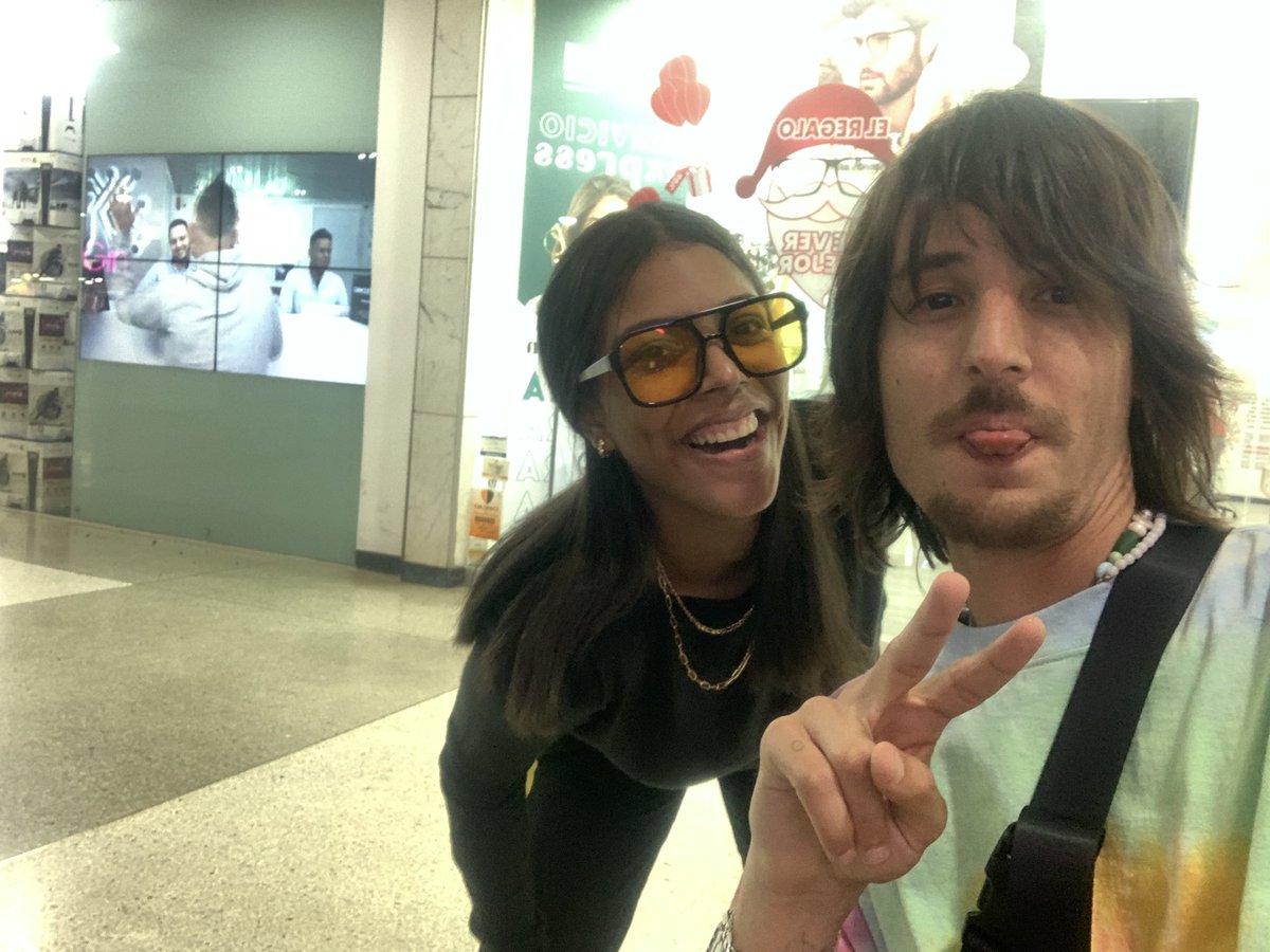 aleeeem23's tweet photo. Estaba teniendo un día de mierda y se convirtió en el mejor. 

@Dannocean te amo, eres increíble. https://t.co/Kv7xhL5U1E