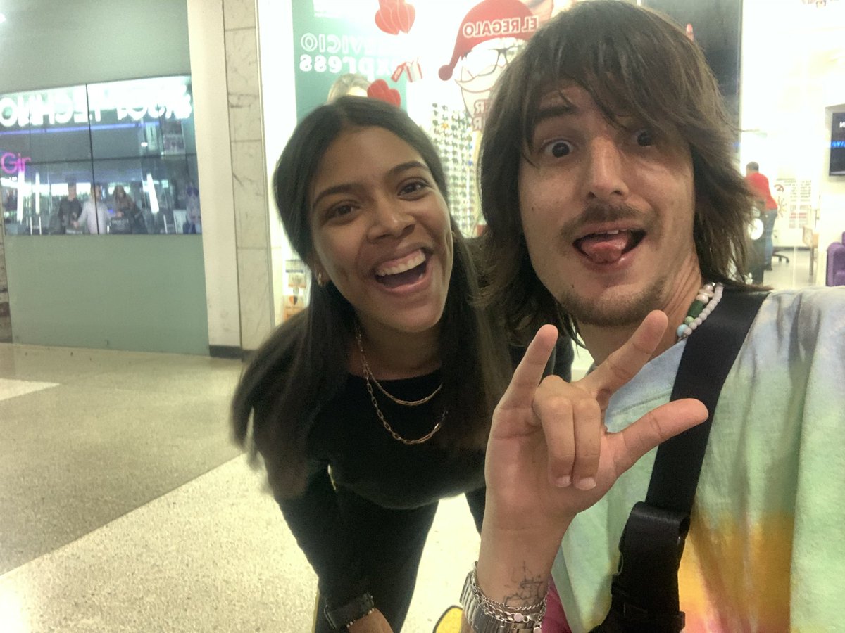 aleeeem23's tweet photo. Estaba teniendo un día de mierda y se convirtió en el mejor. 

@Dannocean te amo, eres increíble. https://t.co/Kv7xhL5U1E