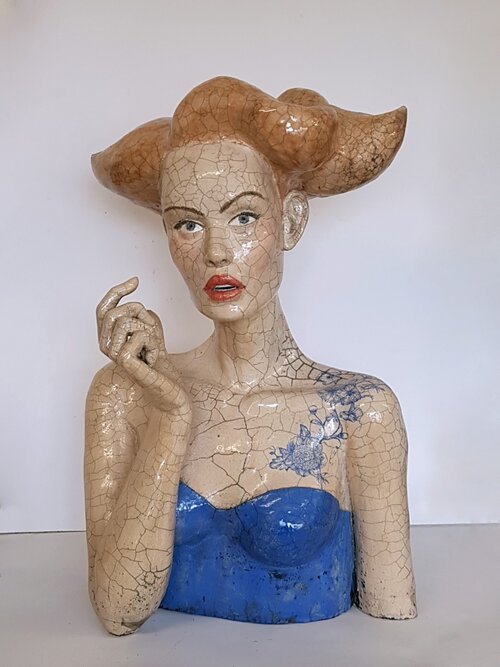 Las esculturas raku de Mélanie Bourget son una exploración de la expresión humana. Con gran habilidad, crea piezas figurativas en un estilo contemporáneo pero poco convencional.