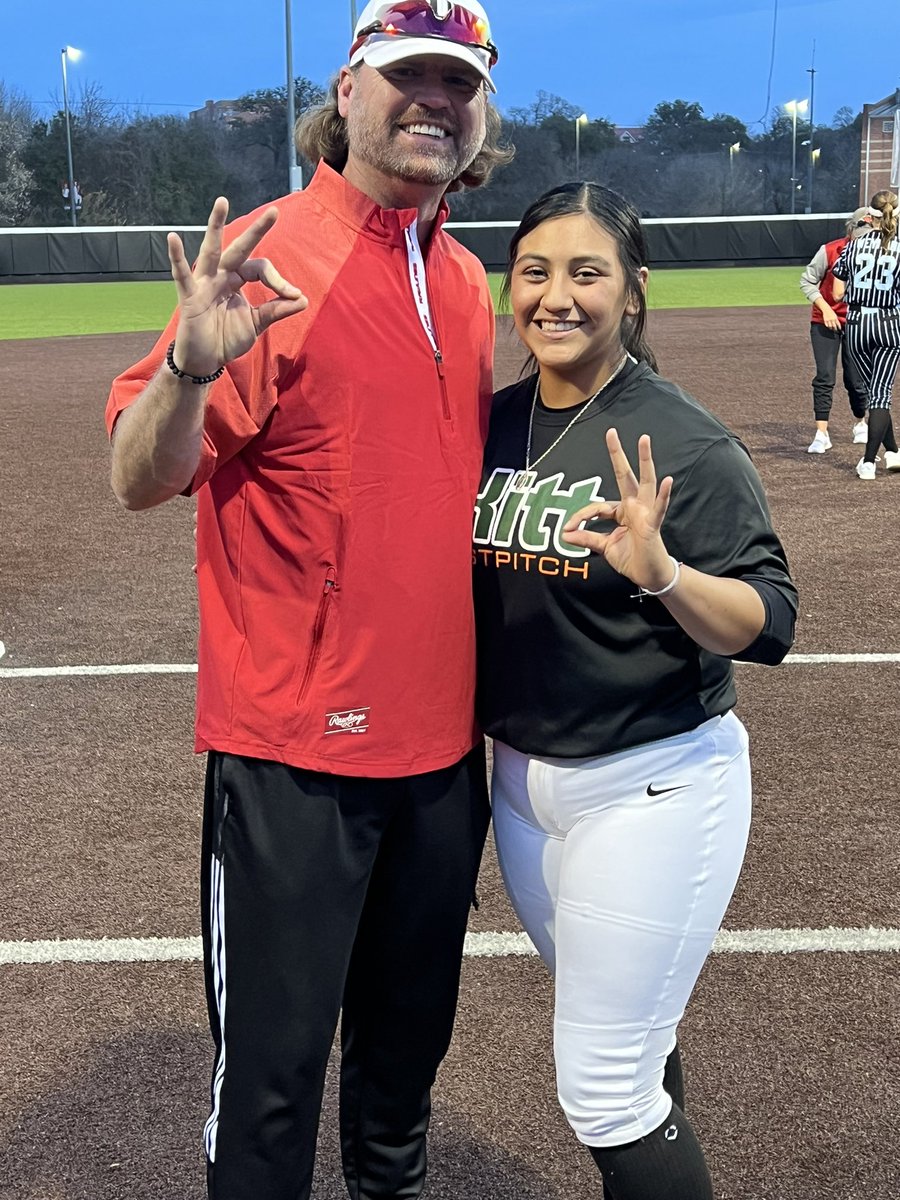Thank you <a href="/UIWSoftball/">UIW Softball</a> and coaches for a great camp! <a href="/deanofsoftball5/">Kim</a> <a href="/robynleightonn/">Robyn Leighton</a> and Coach Josh