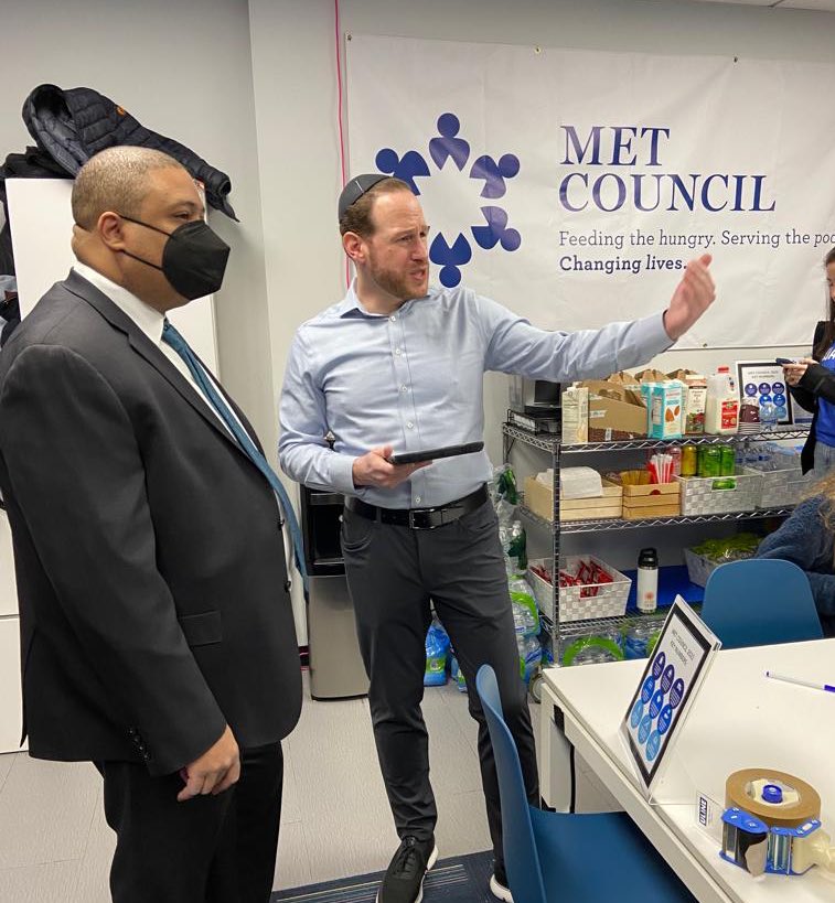 NYCGreenfield's tweet photo. We spent our day of service packing 1,000+ boxes for Halal food pantries and new migrants in honor of Dr. Martin Luther King, Jr. Thanks to @GovKathyHochul @TomDiNapoli @ManhattanDA for volunteering @MetCouncil w. @UJAfedNY 🙏 https://t.co/MLiNXRihTE