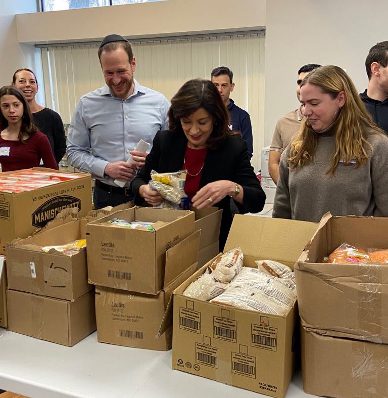 NYCGreenfield's tweet photo. We spent our day of service packing 1,000+ boxes for Halal food pantries and new migrants in honor of Dr. Martin Luther King, Jr. Thanks to @GovKathyHochul @TomDiNapoli @ManhattanDA for volunteering @MetCouncil w. @UJAfedNY 🙏 https://t.co/MLiNXRihTE