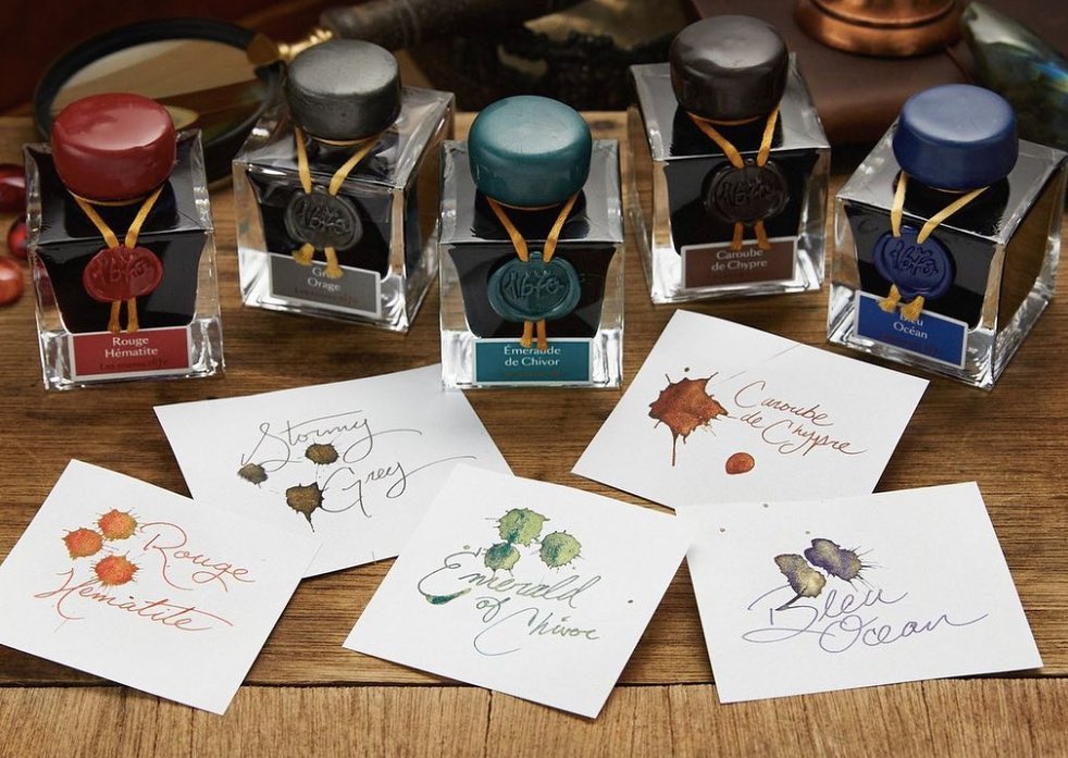 JacquesHerbinUS's tweet image. ⏰ It’s time for #️⃣! What #hashtags would you use for this beautiful photo shot?

📸 @BDpens featuring 1670 ink collection celebrating the adventures of #JHerbin, an enterprising French sailor of the mid-17th century, collecting ingredients/formulas for his sealing wax &amp;amp; inks