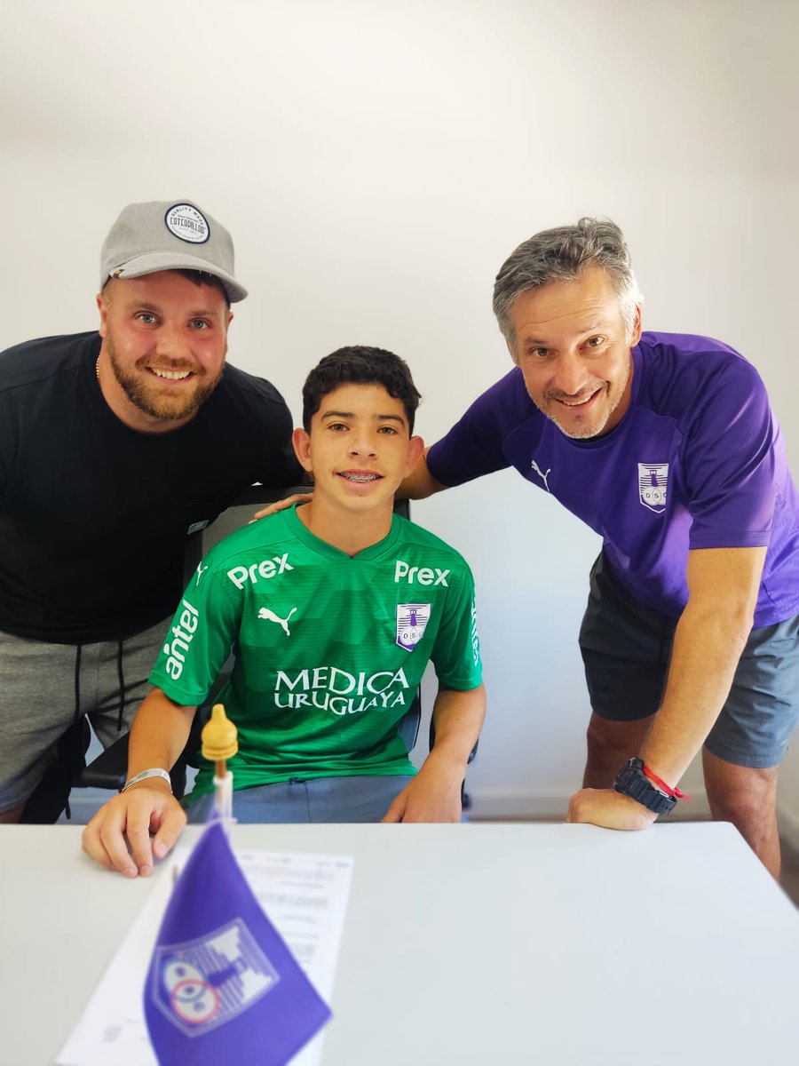 Butiacero para el tuerto .

El castillense Santino Cola se convirtió en nuevo jugador de Defensor Sporting .

Periodismo del Pueblo 🎙️🎙️