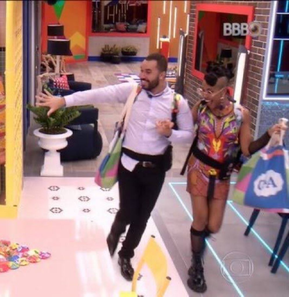 whomath's tweet photo. o bruno e aline sendo os primeiros a entrarem na casa ta me lembrando do gil e a mamacita entrando primeiro também #BBB23 https://t.co/BHY30uNo7F