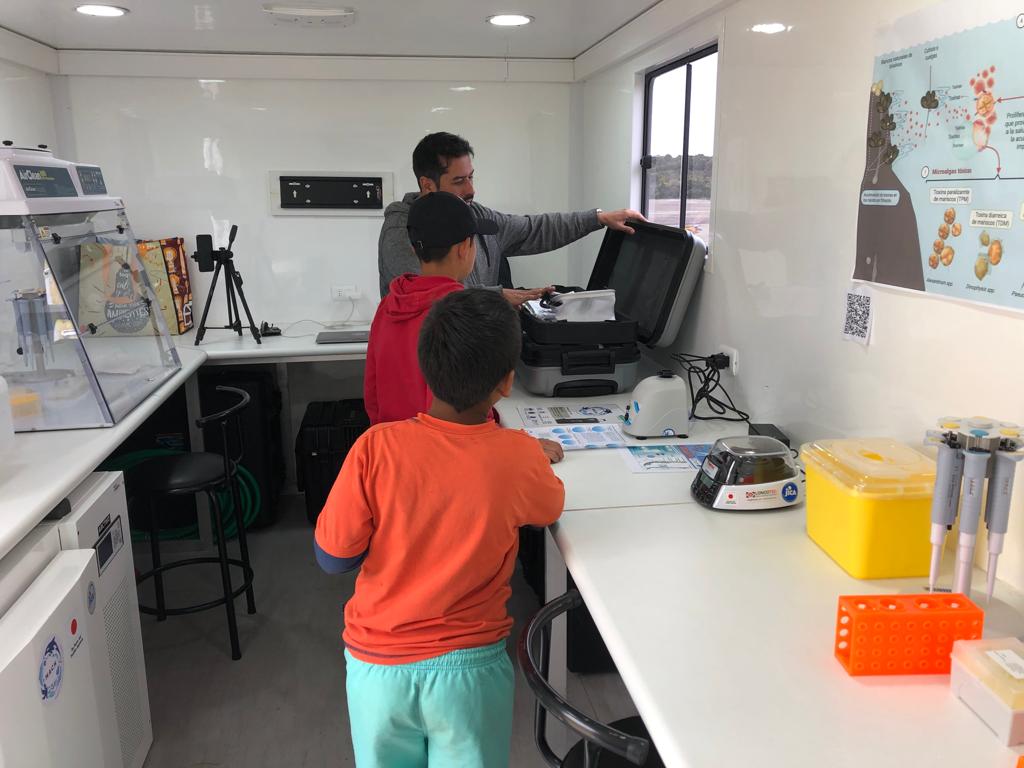 MACH_Noticias's tweet photo. El miércoles 11 y jueves 12 de enero estuvimos en la comuna de Hualaihué, visitando zonas costeras, para hacer divulgación científica sobre Mareas Rojas y el proyecto MACH. @ifop_periodista @crean_ifop @UFrontera @Ufromedios @PARLosLagos @SubpescaCL @sernapesca @HualaihueTv https://t.co/rMV9Ie10w6