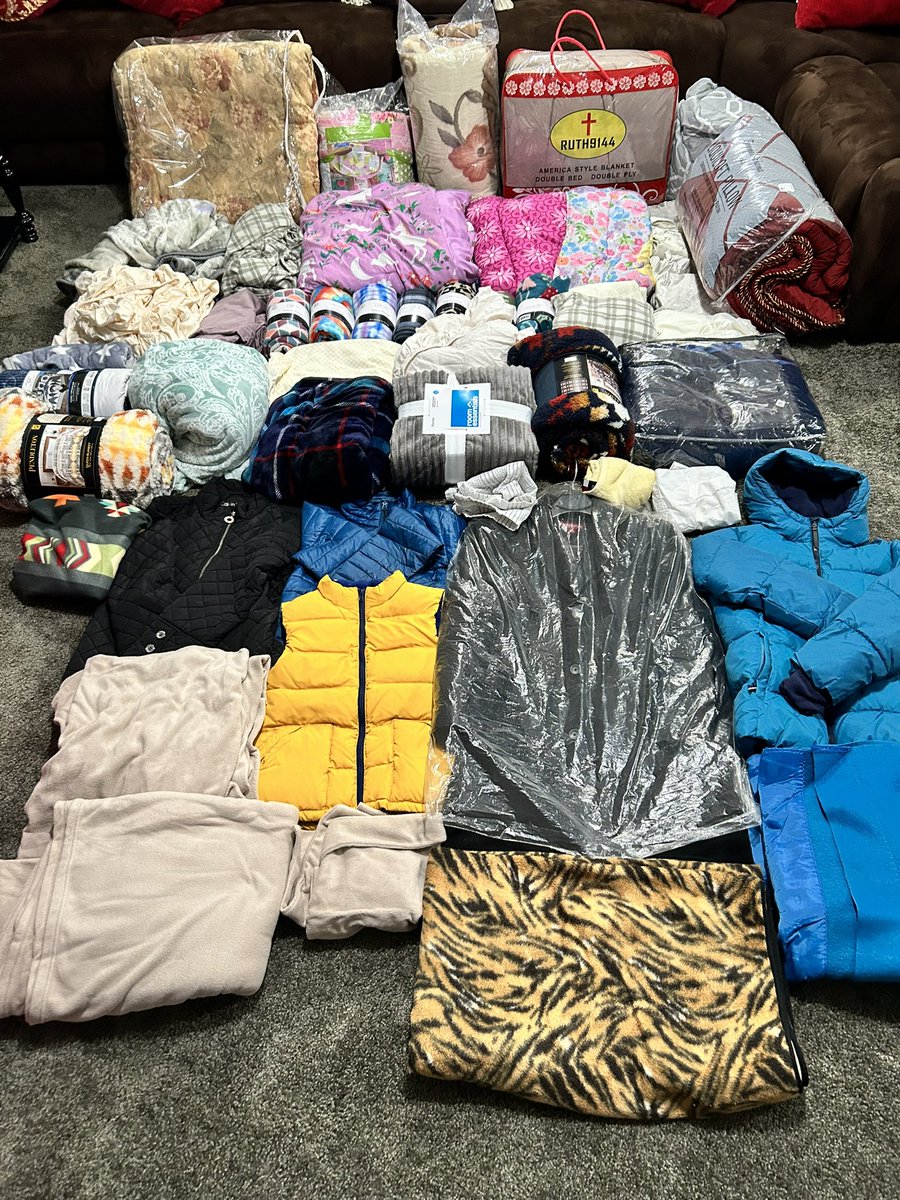 MHaseeb1321's tweet photo. All physical donations have been accounted for and the total comes out to be 42 blankets! In only 2 days, the fundraiser will come to an end and all of the gofundme donations will be used to buy even more blankets.#gofundme #bethehope #gofundmepage #gofundmedonation #fundraiser https://t.co/5ATtG9DULJ