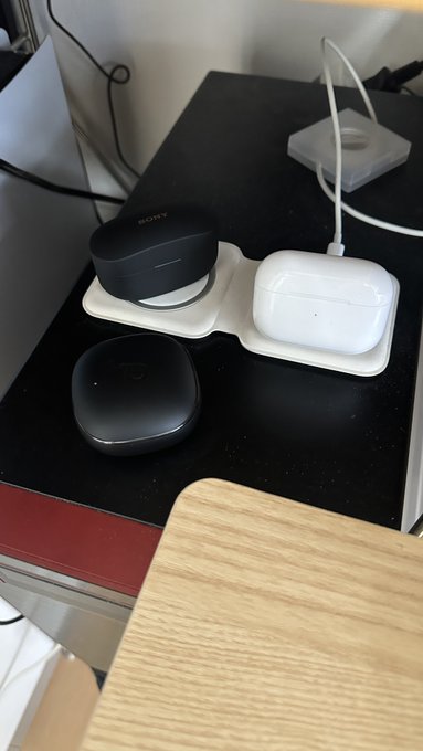 Appleのデュアル充電パッド
いいお値段だけど無線充電ステーションとしめっちゃ活躍してる 