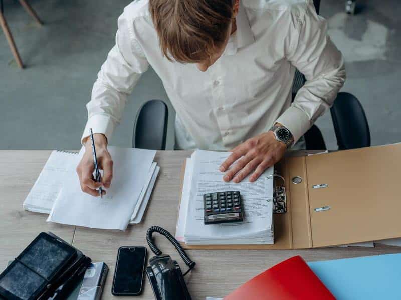 La notion d’ancienneté symbolise la reconnaissance des années qu’un salarié a passées dans une entreprise. Elle donne droit à des avantages. Cependant, lorsque le travailleur change d’employeur, la durée d’ancienneté reprend logiquement à zéro.

compte-pro.com/?p=10208