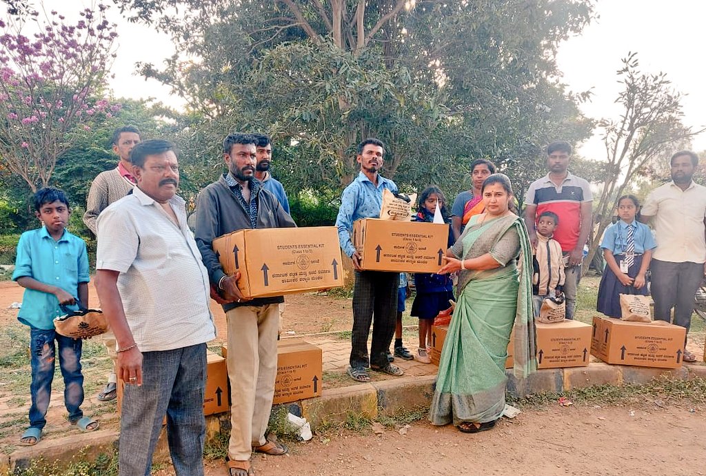 WorkersBoard's tweet photo. ಬೆಂಗಳೂರು ಗ್ರಾಮಾಂತರ ಜಿಲ್ಲೆಯ #ದೇವನಹಳ್ಳಿಯಲ್ಲಿ ಮಂಡಳಿಯ ವತಿಯಿಂದ ನೋಂದಾಯಿತ ಕಟ್ಟಡ ಕಾರ್ಮಿಕರ ಮಕ್ಕಳಿಗೆ #ಶಾಲಾ_ಕಿಟ್ & ಕಾರ್ಮಿಕರಿಗೆ #ಕಾರ್ಪೆಂಟರ್_ಕಿಟ್ ಗಳನ್ನು ವಿತರಿಸಲಾಯಿತು.
ಈ ಸಂದರ್ಭದಲ್ಲಿ ಕಾರ್ಮಿಕ ಇಲಾಖೆಯ ಅಧಿಕಾರಿಗಳು ಉಪಸ್ಥಿತರಿದ್ದರು.
#KBOCWWB
#ಶ್ರಮಮೇವ_ಜಯತೇ
#freekitdistribution
#FreeToolKit https://t.co/TajVyEjFDE