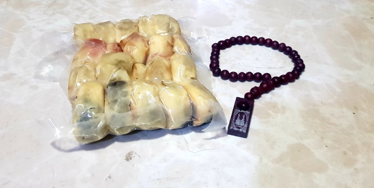 Senior yang beragama Katolik, menghampiri sambil membawakan oleh-oleh;
"Ini tak bawain bakpia dan TASBIH buatmu"
"Terima kasih semoga berkah." 

"Lho, di Katolik juga ada wiridan dan sholawatan ya?" Candaku. 

Lalu kitapun ketawa bersama 😂😂

Seindah itu bukan?.