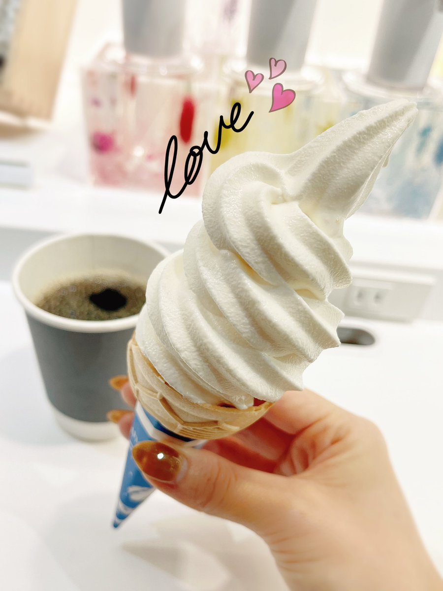 nasunodance's tweet photo. 歯医者さん終わってシブチカを通りかかったら
よつ葉牛乳のソフトクリームが99円🍀@azlm_cafe 
でびっくりして思わずアプリ入れちゃった🤪
めちゃ濃ゆで小ぶりで美味しい💖
コーヒーもパフェも抹茶ラテも全部99円なの👀
日本中の名産品❓が展示してあって、QRコードで買えたりするぽい〜 https://t.co/buWOFTtuVN