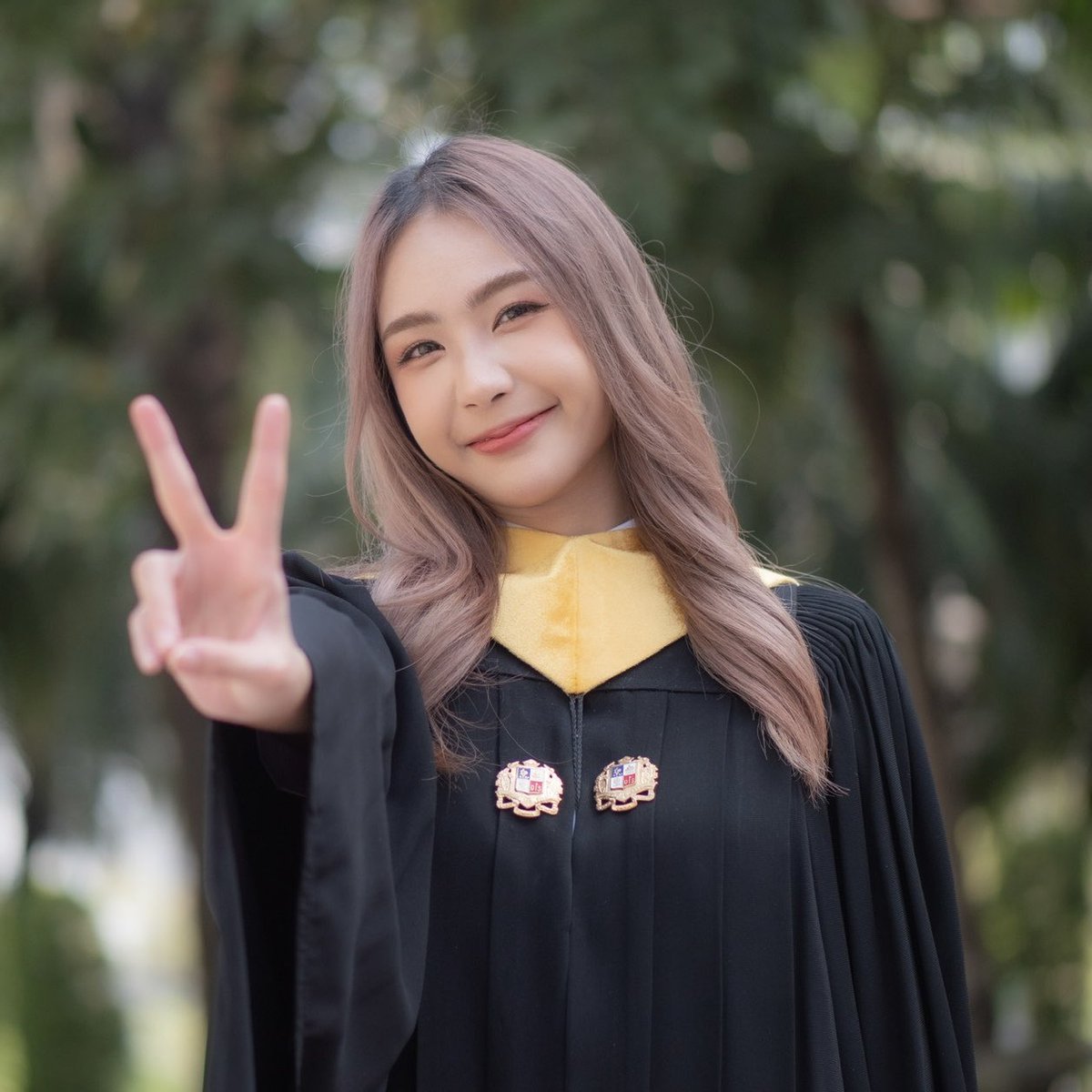 p_aeh's tweet photo. สดใสเสมอที่ได้เห็นรอยยิ้มน่ารักๆ ของ @hammydaisydaisy ขอให้เป็นวันที่ดี เป็นกำลังใจให้ทุกๆ เรื่องที่จะทำเลย ทำอะไรก็ขอให้ผ่านไปได้ตามที่หวัง สู้ๆ นะแฮมมี่คนสวย เลิ้ป 😘❤️🤟🏼🫶🏼✨#hammydaisydaisy #hammydesu #DAISYDAISYth #WYNNentertainment #TPOP #daisydaisyidol #hammygraduationday https://t.co/8soQaBoUGF