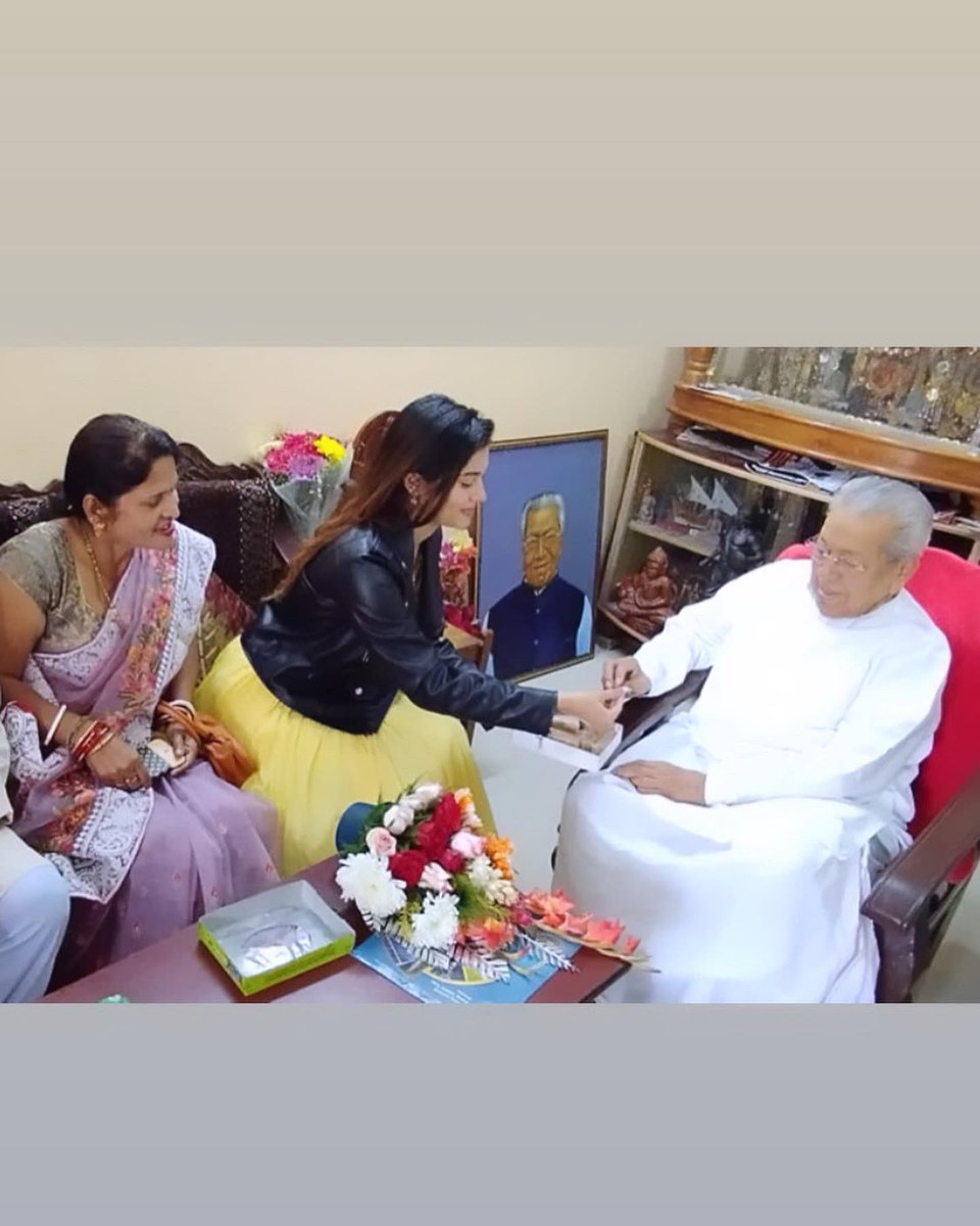iamsubhashree1's tweet photo. It was my honour to meet the Governor of Andhra Pradesh Hon’ble Biswabhushan Harichandan Ji &amp; his family on a lovely meeting this Sankranti 🌾🌸🙏🏻  #governorofandhrapradesh #biswabhushanharichandan #happysankranti #proudofindia #politiciansofindia #leadersofindia #pioneeroflaw https://t.co/9TDqcB3QL0