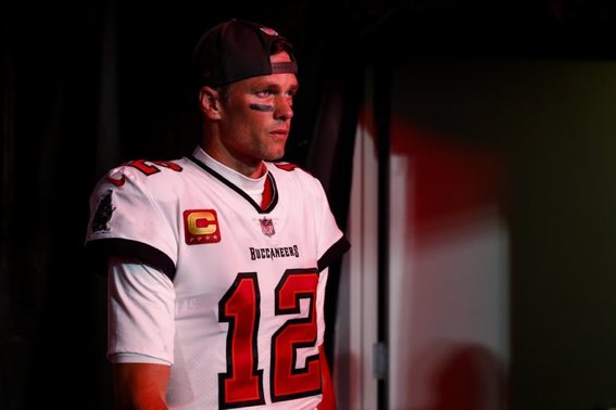 HolyRollerNFL's tweet photo. Tom Brady finalizó su conferencia de prensa con un agradecimiento: "Amo esta organización. Es un gran lugar para estar. Gracias a todos por darme la bienvenida. Estoy muy agradecido por el respeto y espero haberlo devuelto a ustedes".

¡EL ADIÓS DE BRADY HACIA LOS BUCCANEERS!😬👏🏽 https://t.co/NDkoPTqHVV