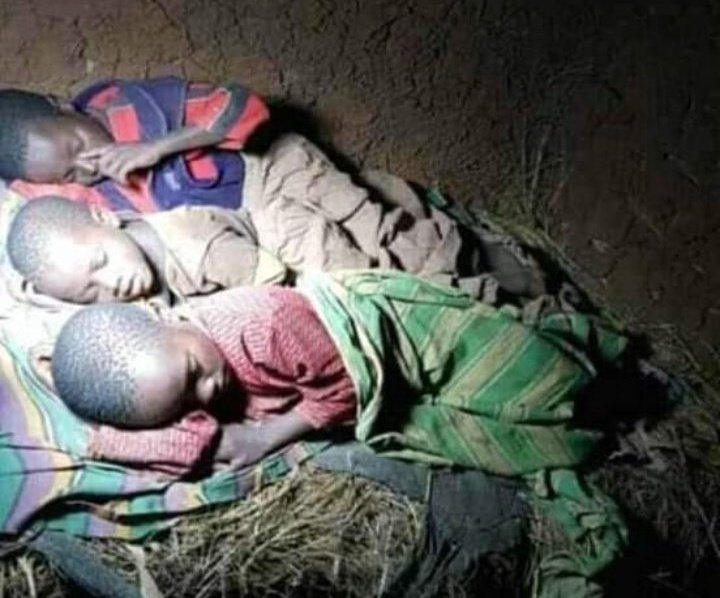 Hatukufa na njaa tukiwa hatuna kitu 
Kamwe hatutatetereka tena Mungu ni mwema
Usipite bila kusema Amen