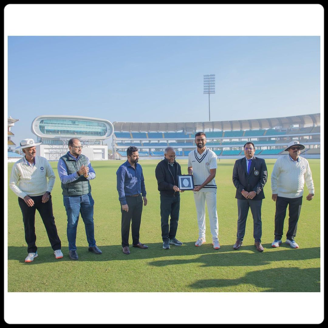 LucknowIPLCover's tweet photo. 🗣️Niranjan Shah: “Jaydev is an exceptional cricketer with outstanding skill and leadership. Under his Captaincy, Saurashtra became Champions of #RanjiTrophy in 2019-20 and #VHTrophy in 2022-23. I wish him many more success representing Team India as well as Team Saurashtra.” https://t.co/9zmPUmIUGo