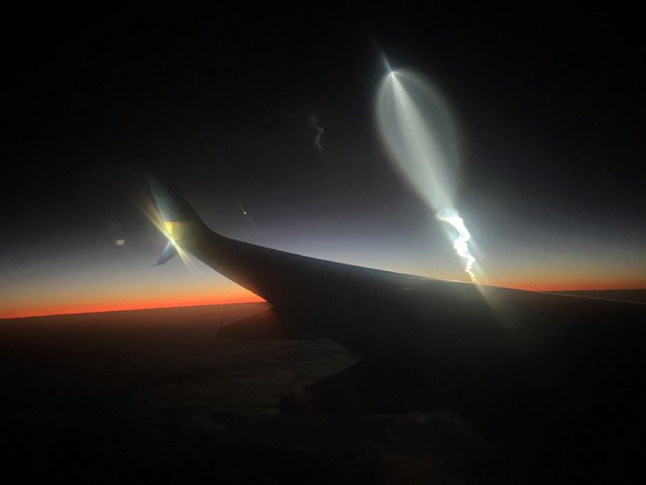 HannizedUSA's tweet photo. @ORCI_deGon SpaceX magic pictures from airplane going up the coast as it viewed Falcon Heavy Sunday Liftoff https://t.co/yRiqsTDLAY