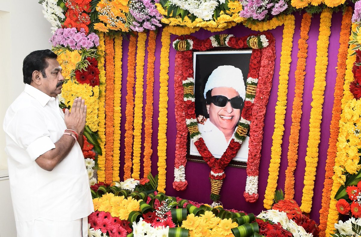 AIADMKOfficial's tweet photo. கழக நிறுவனத் தலைவர், புரட்சித் தலைவர் டாக்டர் எம்.ஜி.ஆர் அவர்களின் 106-ஆவது பிறந்தநாளையொட்டி, மாண்புமிகு கழக இடைக்காலப் பொதுச்செயலாளர் திரு. @EPSTamilNadu அவர்கள், மலர்களால் அலங்கரிக்கப்பட்ட இதயதெய்வத்தின் திருஉருவப் படத்திற்கு, மலர் தூவி மரியாதை செலுத்தினார்.

#HBDMGR https://t.co/1dzsXA33kq