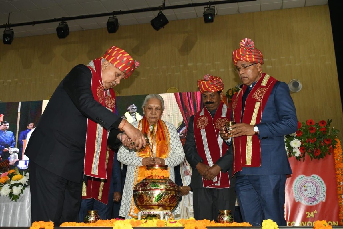 CollegeAzamgarh's tweet photo. आचार्य नरेन्द्र देव कृषि एवम् प्रौद्योगिक विश्व विद्यालय का 24 दीक्षांत समारोह सकुशल संपन्न हुआ l समोरह की अध्यक्षता राज्यपाल मनिनीया आनंदीबेन पटेल ने किया l समारोह की मुख्य अतिथि कृषि मंत्री माननीय सूर्य प्रताप शाही जी रहे l @kvkazamgarh1 @ANDUAT1 @dmazamgarh @IcarIasri https://t.co/xyCgZdE9n8