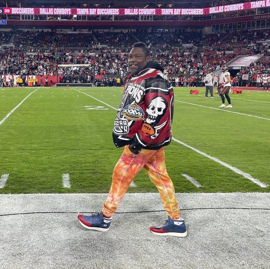 The reason the #Buccaneers lost tonight is <a href="/WarrenSapp/">Warren Sapp</a> outfit 🤦🏻‍♂️😂