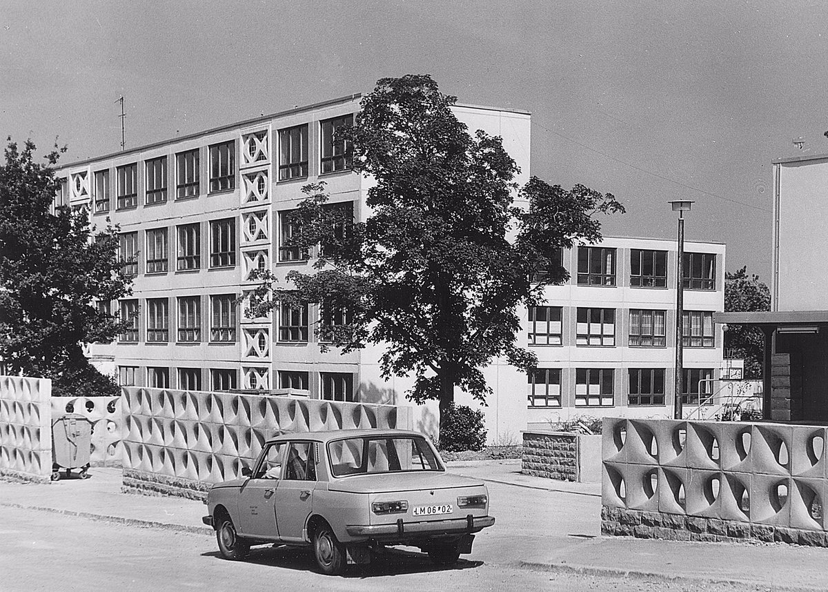 KathKroeger's tweet photo. Ab 1975 wurden die #Betonelemente seriell in #Erfurt gefertigt und in den #Schulen der #DDR verbaut. Auch in #FrankfurtOder #Eisenhüttenstadt und #Berlin. ⬇️
📸 Stadtarchiv Erfurt (Jugendsportschule „Fritz Noack“, 1980) https://t.co/WodNmO9JUx