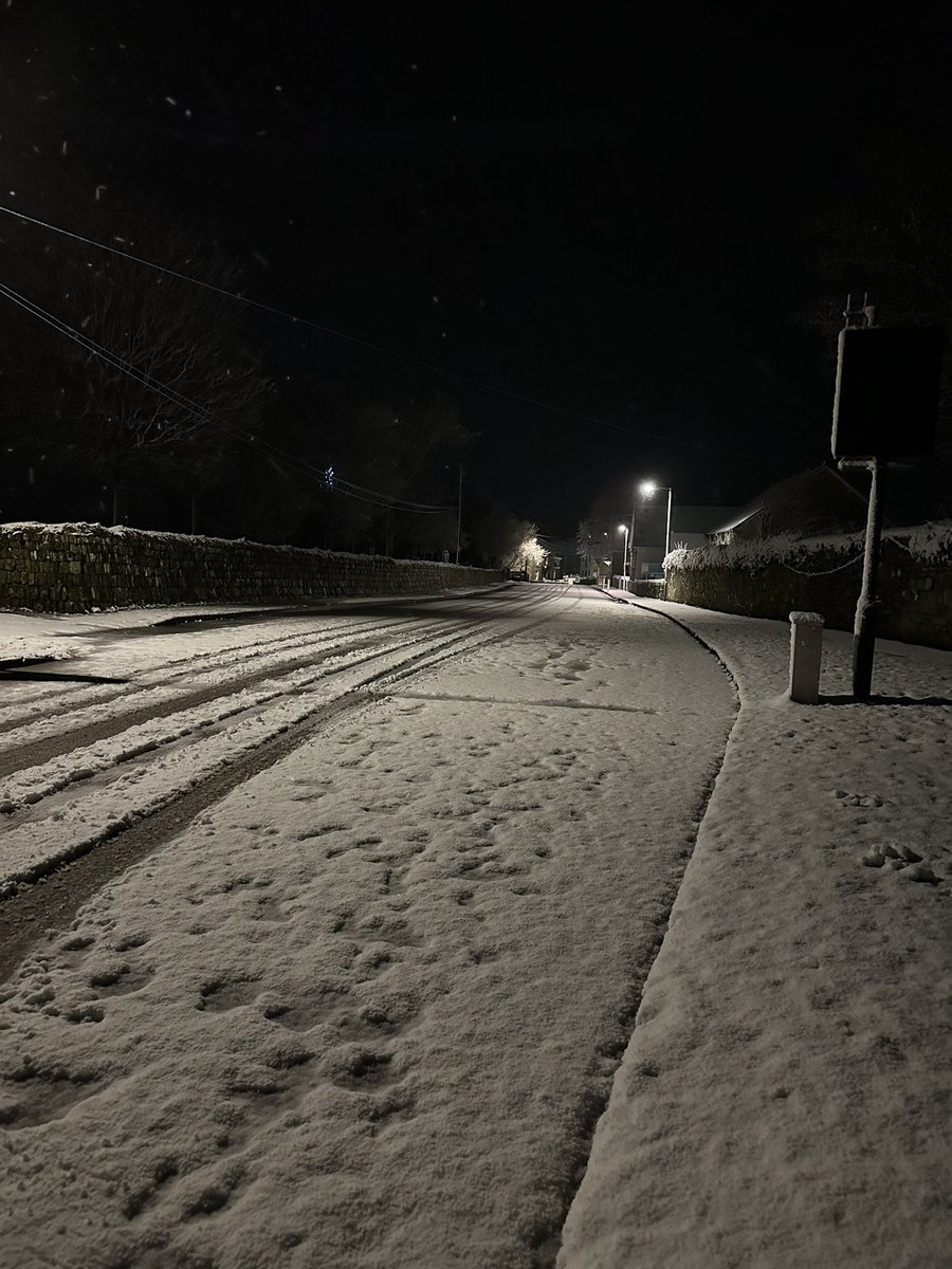 shreeve_jo's tweet photo. Waking up to loads of snow ☃️☃️☃️☃️
It looks so pretty 😍
Stay safe if you have to drive this morning it’s very icy ❄️
#Cornwall #Snowday #Stithians #Cornwallsnow #Staysafe https://t.co/zT0sZpMQPO