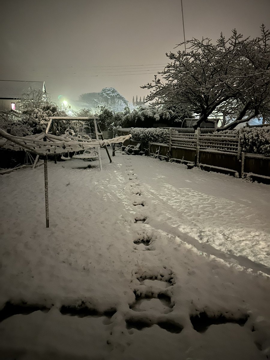 shreeve_jo's tweet photo. Waking up to loads of snow ☃️☃️☃️☃️
It looks so pretty 😍
Stay safe if you have to drive this morning it’s very icy ❄️
#Cornwall #Snowday #Stithians #Cornwallsnow #Staysafe https://t.co/zT0sZpMQPO