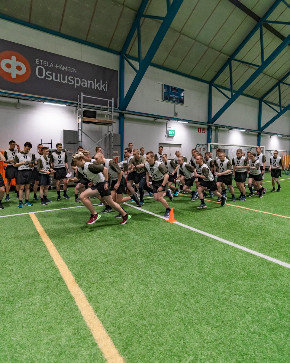 PanssariPR's tweet photo. Alokkaiden fyysisen kunnon lähtötaso mitatataan kuntotesteillä. Fyysistä kuntoa kehitetään palveluksessa nousujohteisesti.📈 Hyvä fyysinen kunto auttaa jaksamaan palveluksessa ja valmentaa toimimaan poikkeusolojen tehtävissä.💪🏽
#alokkaat #intti #pvvmsk #parhp #pspr #maavoimat https://t.co/GeLCoxWxyY