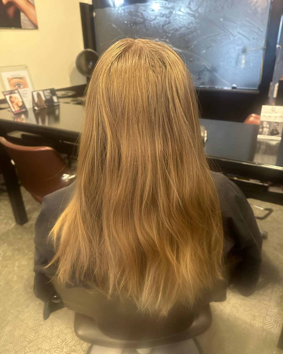 Heading into the new year with a “Bright blonde balayage” #balayage #balayagehighlights #fresh #lobhaircut #guelphhairstylist #freshsalonandspabyhollys