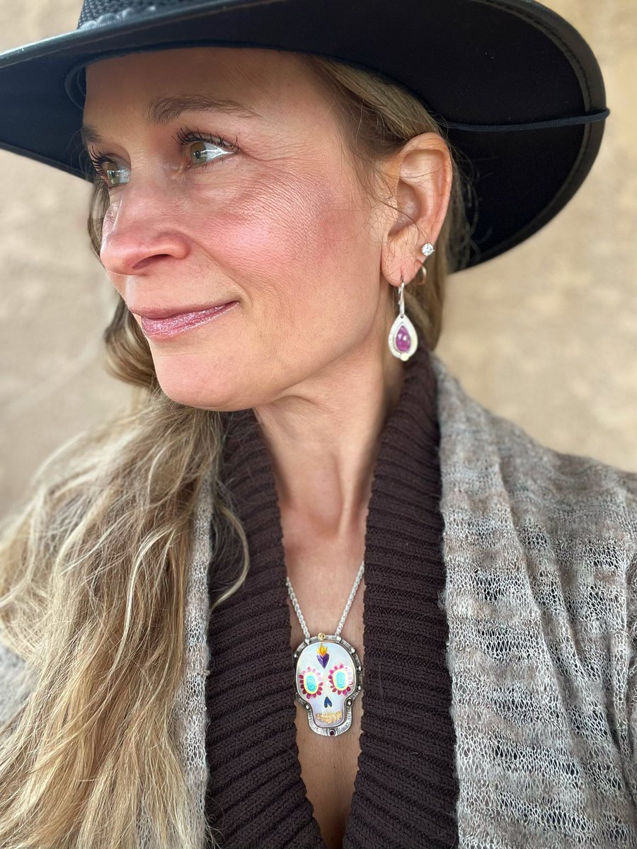 GlassmanJewelry's tweet photo. Sugar Skull and Rubies.  What more could a girl ask for?
#skull #Skullgirls #skullart #sugarskull #dayofthedead #DiaDeMuerto #ArtistOnTwitter #wearable #fashionblogger #FashionWeek https://t.co/UURy8LawfH
