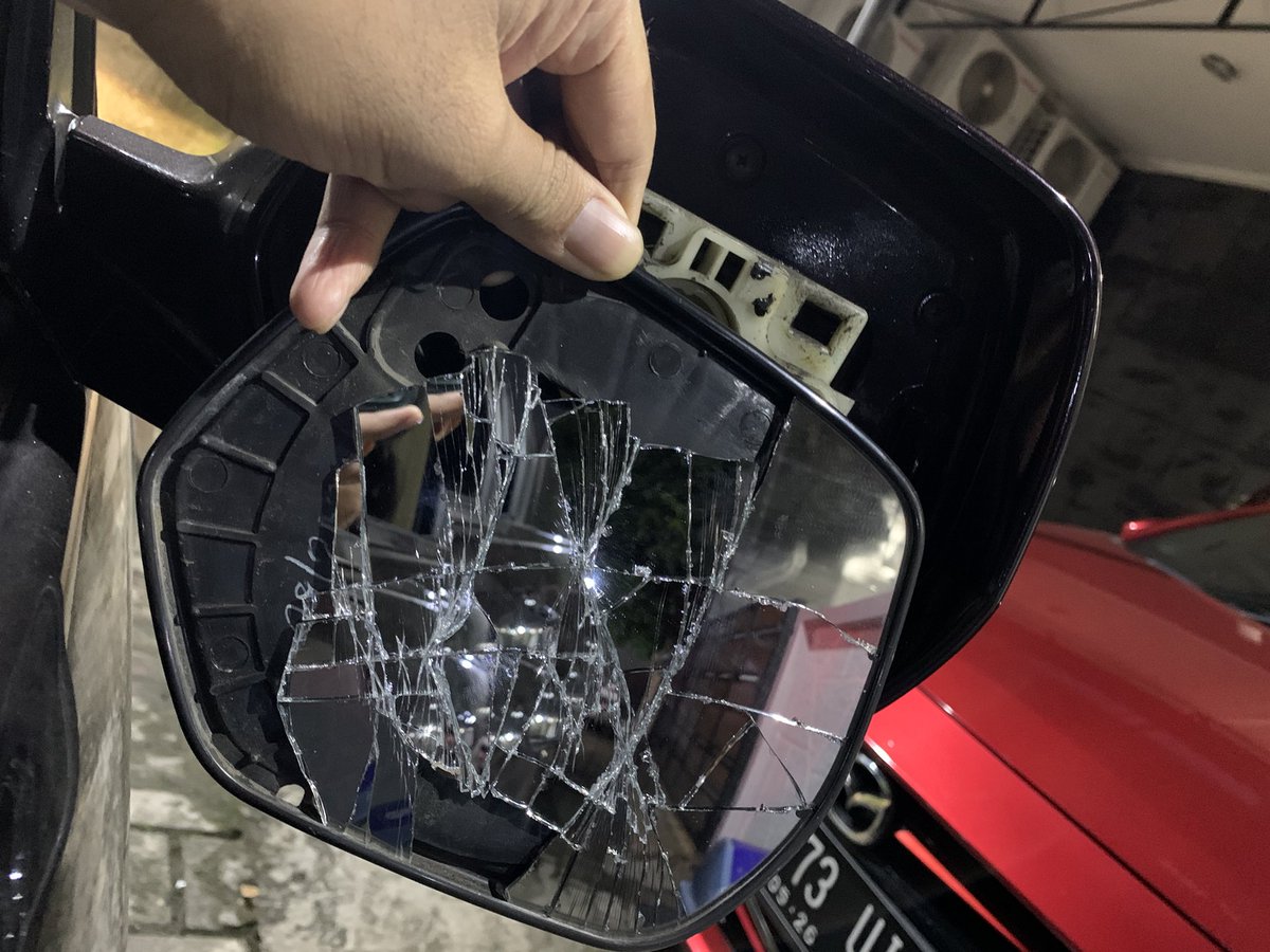 andikamong's tweet photo. batu bgt kelakuan org indo. udh jalan bener di jalurnya masi ada aja yg nyenggol BGSDDD.

besok besok kudu pasang dashcam. https://t.co/P70hmXABMy
