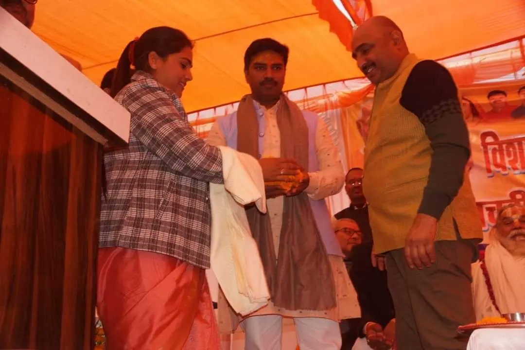 vikassingh_0005's tweet photo. पूरा मंडल महामंत्री महिला मोर्चा भाजपा व समाजसेवी लक्ष्मी सिंह जी द्वारा कर्मा कोङरी में आयोजित कंबल वितरण एवं खिचड़ी भोज कार्यक्रम में सम्मिलित हुआ ।

#विकास_सिंह
#देवगढ़ https://t.co/UZE99qv35S